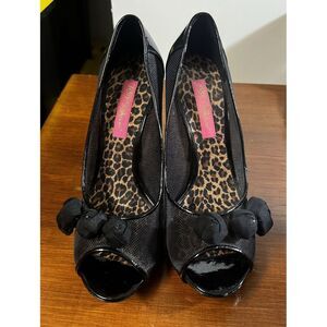 Betsey Johnson Black Patent stilleto Heel Mesh‎ 3 Rose Accent Peep Toe Size 8